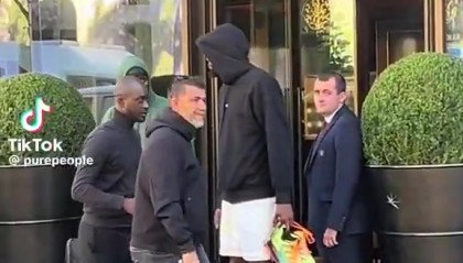 开云注册网址-杜兰特巴黎街拍造型独特：连帽衫搭配短裤手持篮球鞋