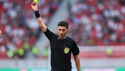 鲁沪大战争议判罚！马纳法手球逃点，媒体人：麦麦提江看都不看