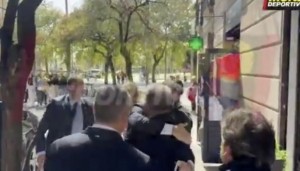 kaiyun-开赛在即，拉波尔塔与贝蒂斯董事会成员华金等聚餐&amp;热情相拥